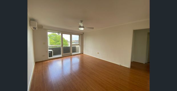 Modern Top-Floor Apartment Near Beautiful Yarra River - Photo 1