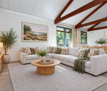 GORGEOUS FREESTANDING VILLA - PET FRIENDLY! - Photo 1