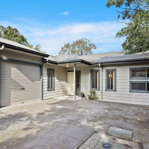 Neat Three Bedroom Home - Photo 2