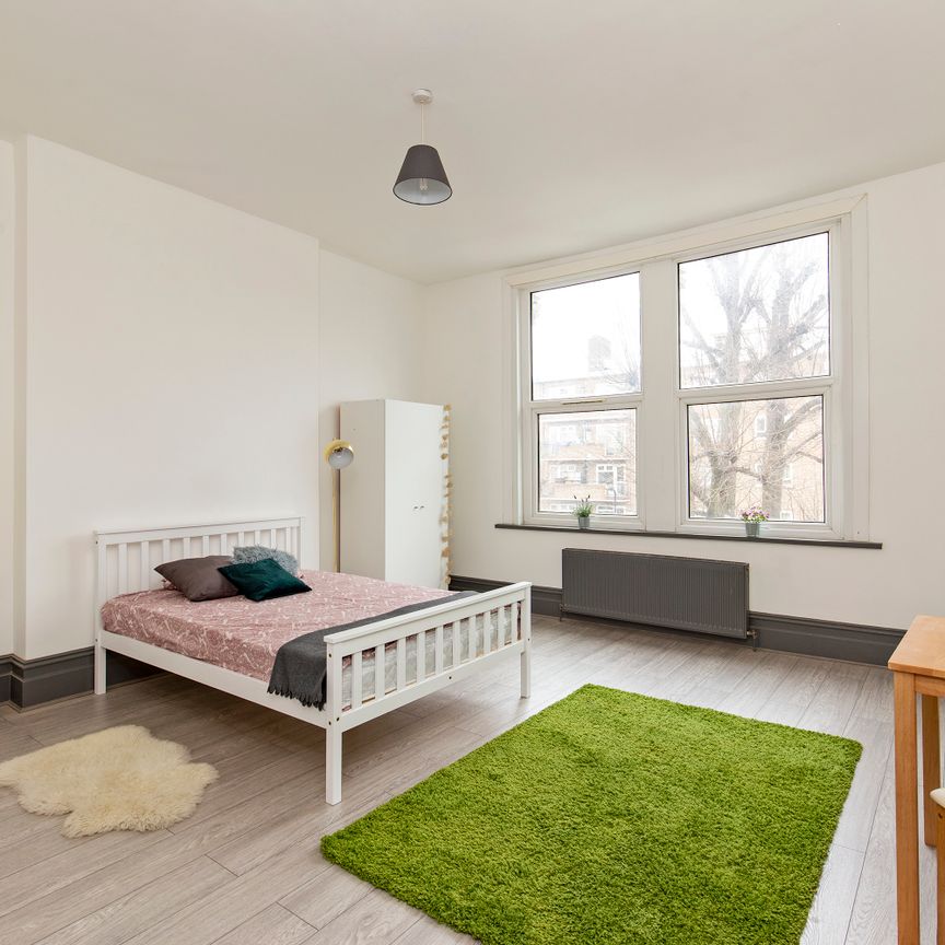 🏡 Modern Victorian Property with Bedsits and their own Private Kitchen 🏡 Room 5 - Photo 1