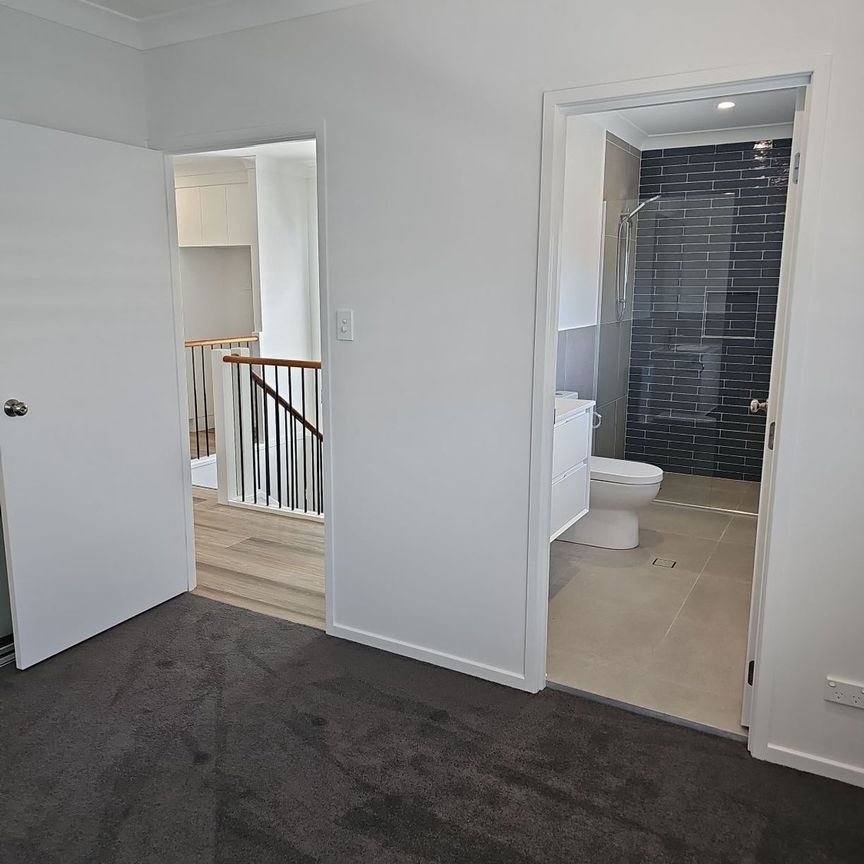 AVAIL 15/12/2025 - 3 BED 2BATH TOWNHOUSE - FULLY DUCTED AIR & A LAWNED BACKYARD OVERLOOKING PARK - Photo 1