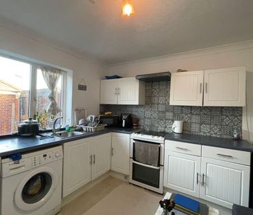 Studio flat with seperate kitchen - Ideal for working couple - Photo 6