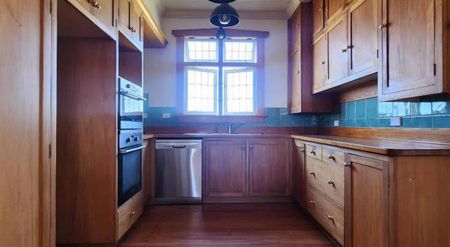 CHARACTER HOME- EQUISITE COASTAL SEA VIEWS - Photo 3