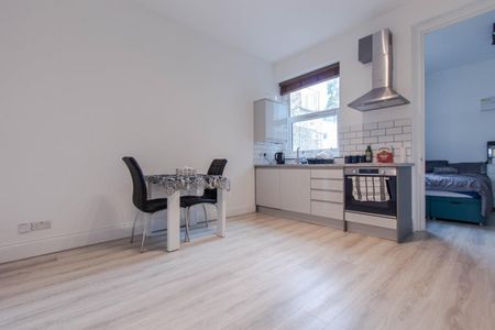 High Street, Acton, W3, London - Photo 2