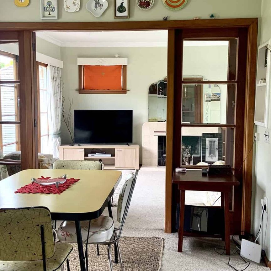 Very Cute Fully Furnished Retro Styled Bungalow Situated On Gorgeous Garden Setting! - Photo 1