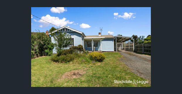 Renovated West End Home With Brilliant Shedding! - Photo 1