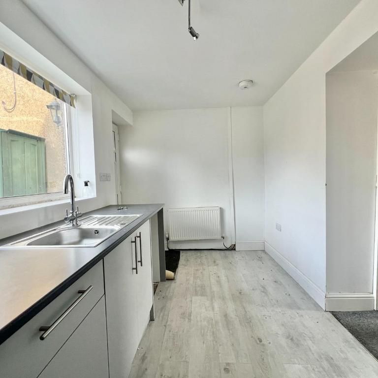2 bedroom end of terrace house to rent - Photo 1