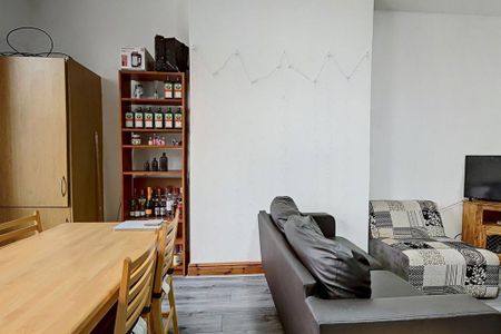 3 bedroom flat to rent - Photo 3