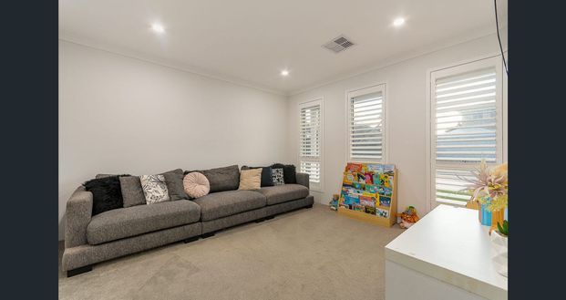 Picture-Perfect Coastal Home – Stylish and Low Maintenance! - Photo 1