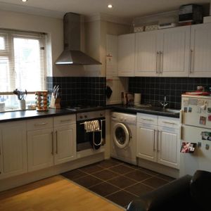 1 Bed Flat, Strathville Road, SW18 - Photo 2