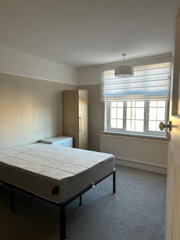 3 bedroom flat to rent - Photo 5