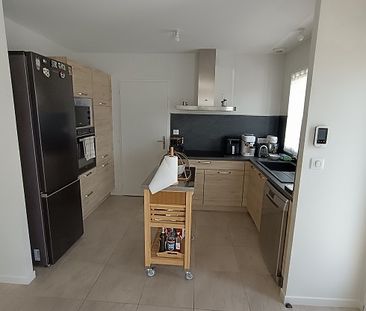 Maison récente de plain pied avec terrain clôturé. - Photo 5