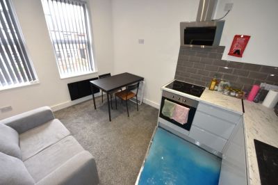 1 bedroom Flat in Cardigan Road, Leeds - Photo 2
