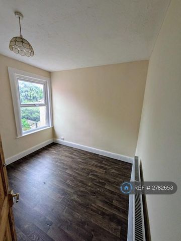 4 bedroom terraced house to rent - Photo 3