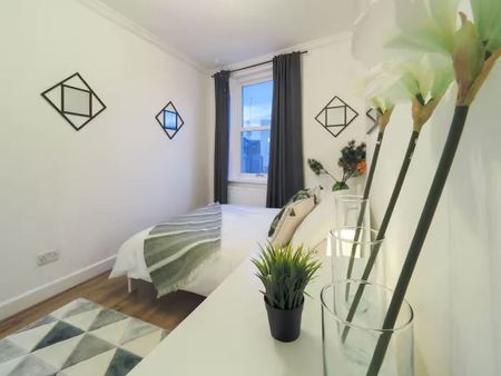 Hammersmith Road, London - Photo 2