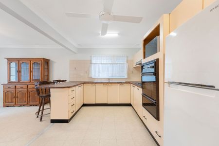 Three bedroom home moments from the beach - Photo 2