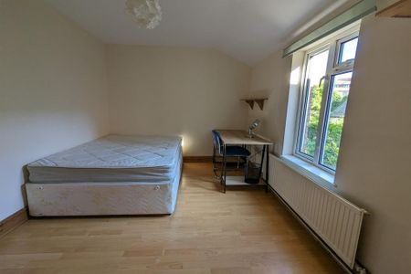 5 bedroom semi-detached house to rent - Photo 4