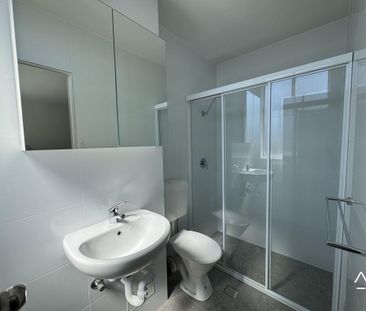 Top-Floor Studio - Stylish, Low-Maintenance Inner-City Living - Photo 2