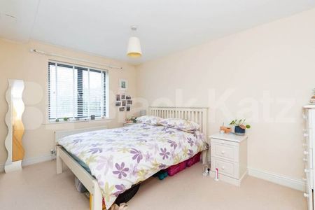 3 bed 2 bathroom property located within a gated developement in Holloway - Photo 3