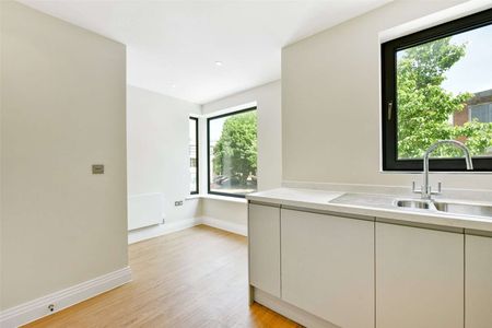 A modern three storey town house with wonderful roof terrace in the heart of Windsor Town. - Photo 4