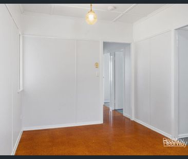 Spacious Updated Family Home In Newtown - Photo 3