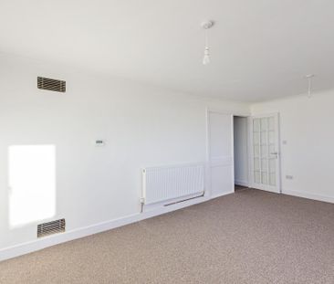 3 bedroom flat to rent - Photo 3