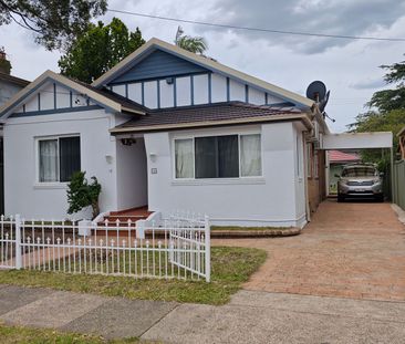 Spacious 4-Bedroom Family Home with Sunroom - Photo 1