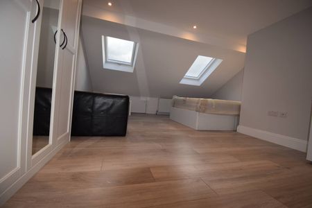 Self contained studio flat close to east ham station- - Photo 2