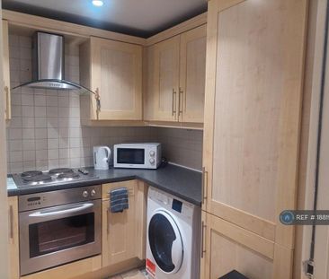 1 bedroom in a flat share to rent - Photo 2