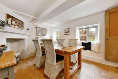 Beautifully presented two bedroom semi-detached cottage in the heart of Quenington. - Photo 3