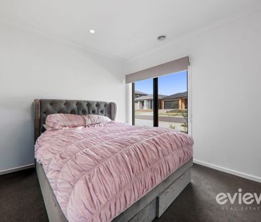 Stunning & cosy home in the Grandview estate in Truganina! - Photo 2