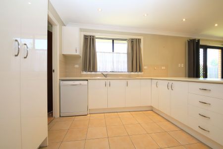 Well Presented Three Bedroom Villa - Photo 2