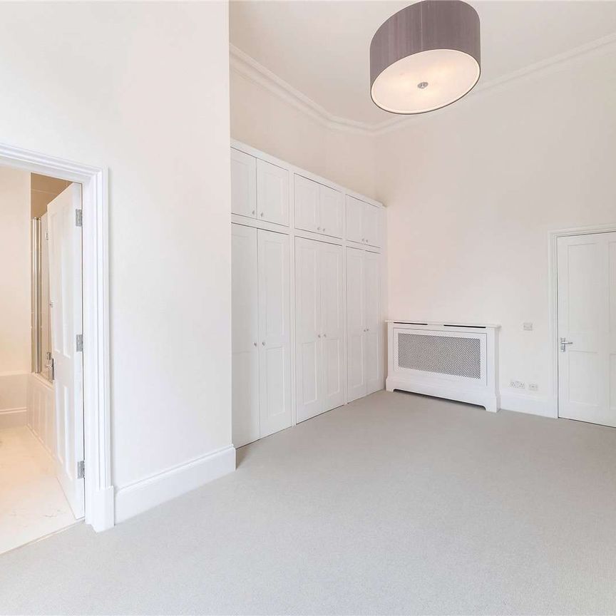 A spacious two bedroom property situated on the first floor of a white stucco fronted period building in South Kensington. - Photo 1