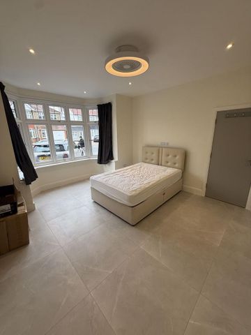 4 bedroom semi-detached house to rent - Photo 5