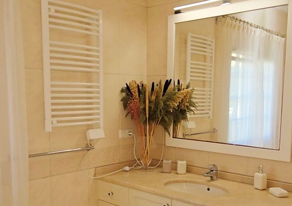 FOR RENT: SPACIOUS AND ELEGANT VILLA IN MORAIRA with 4 bedrooms for LONG TERM