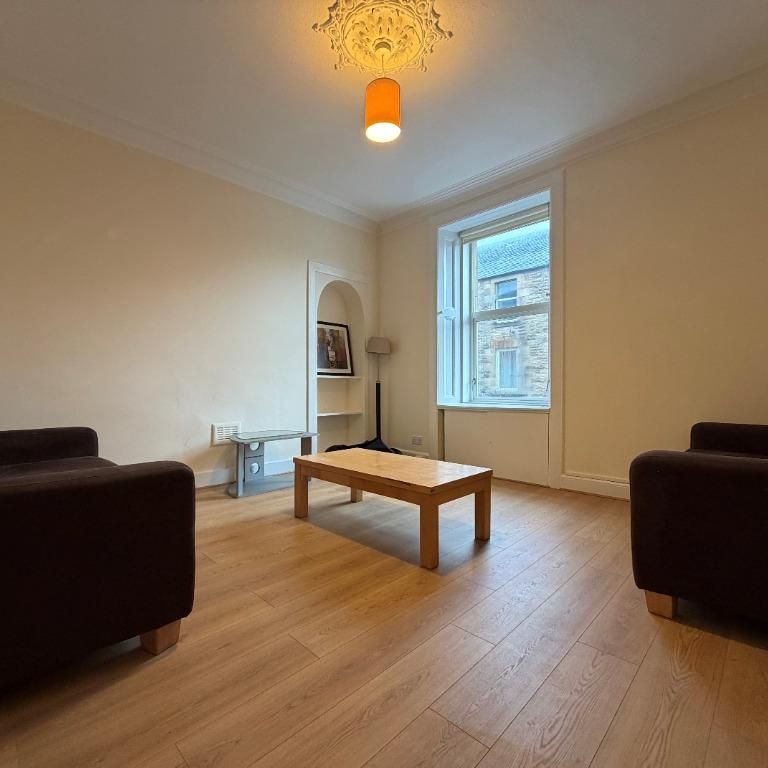 4 bedroom flat to rent - Photo 1
