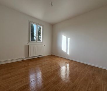 Location Maison 5 pièces 94 m² Saint-Gaultier - Photo 4