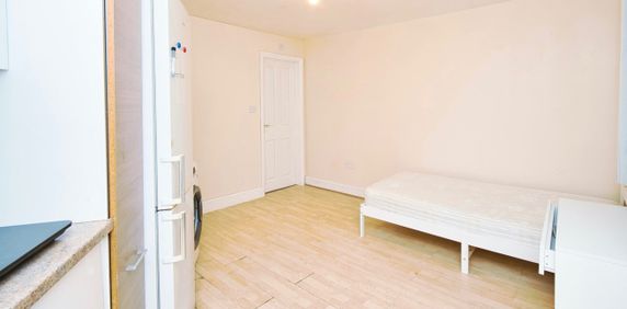 Studio Flat, Beccles Drive, IG11 - Photo 2