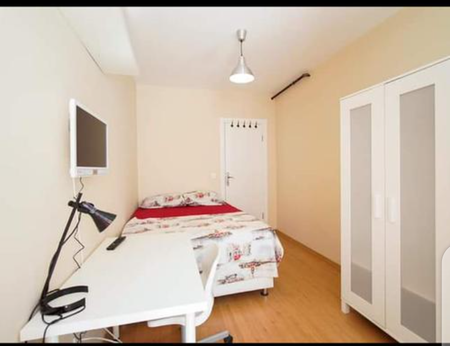 Beautiful Furnished Studio Apartment Available - Photo 3