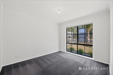 Beautifully Presented Family Home with Space to Enjoy! - Photo 2