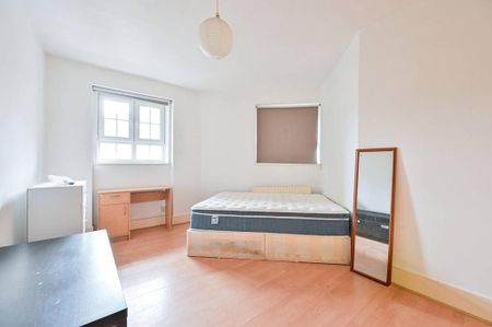 4 bedroom flat to rent - Photo 4