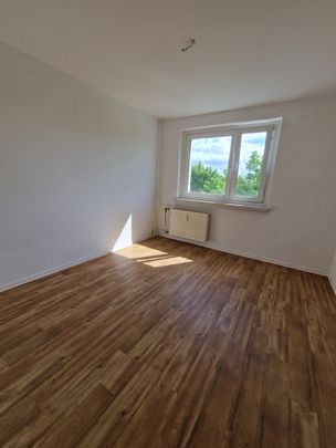 Top Wohnung, drei Zimmer und großer Balkon, ab November mit neuer Einbauküche! - Foto 1