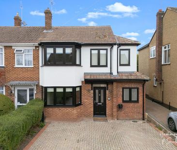 4 bedroom end of terrace house to rent - Photo 3