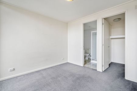 MODERN AND SPACIOUS TWO BEDROOM APARTMENT IN SOUTHBANK - Photo 2