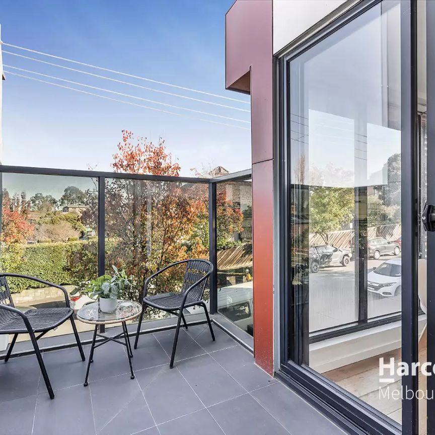 Perfect Position in the Heart of Kew! - Photo 1