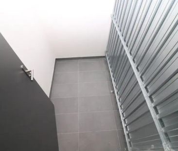 Nabízíme pronájem zánovního zděného bytu 2+kk s balkónem a parkovac... - Photo 2