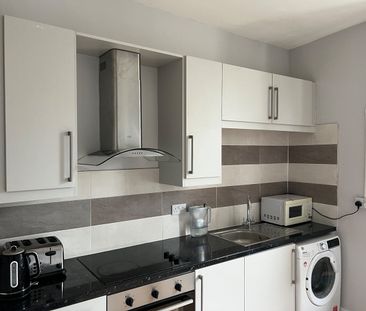 Room in a Shared Flat, Chiswick High Road, W4 - Photo 3