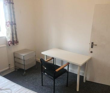 1 bedroom in a flat share to rent - Photo 5