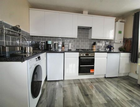 3 Bedroom Apartment To Let - Photo 4