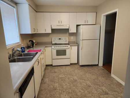 For Lease - 612 Dundee Avenue, Oshawa, Ontario - Photo 5